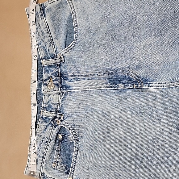 H&M  Size 8 Loose Mom Jeans, Light Wash, Distressed, Gently Used Condition - Picture 6 of 13